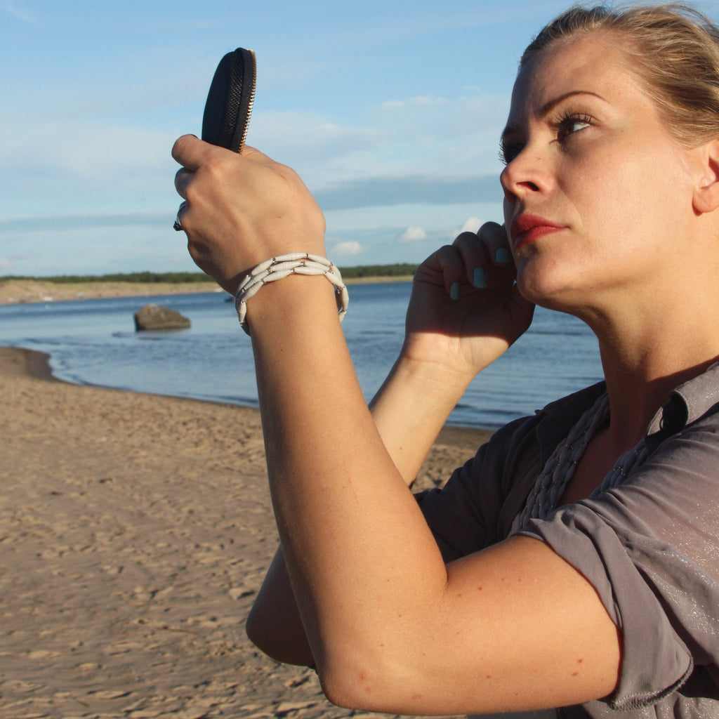 Ethical, sustainable and fair trade hand made grey design paper bead bracelet. Eettisesti reilun kaupan periaattein käsintehty harmaa / hopeanharmaa design rannekoru/käsikoru. 
