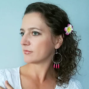 Hand made pink design paper bead earrings made out of recycled paper in Uganda by principles of fair trade, ethical and sustainable fashion, empowering women of post war area, by Finnish / Scandinavian brand, Agulu Paper Beads. Eettiset käsintehdyt pinkit design paperihelmikorvakorut, jotka on tehty reilun kaupan periaattein työllistämällä kehitysmaan nasia.