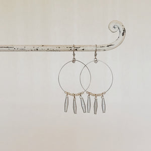 Hand made ethical design paper bead earrings made out of recycled paper in Uganda by principles of fair trade, ethical and sustainable fashion, empowering women of post war area, by Finnish / Scandinavian brand, Agulu Paper Beads. Eettiset käsintehdyt design korvakorut, jotka on tehty kierrätyspaperista reilun kaupan periaattein työllistämällä kehitysmaan nasia.