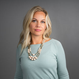 Natural white hand made design paper bead necklace made out of recycled paper in Uganda by principles of fair trade, ethical and sustainable fashion, empowering women of post war area, by Finnish / Scandinavian brand, Agulu Paper Beads. Eettinen luonnonvalkoinen käsintehty design paperihelmikaulakoru, joka on tehty kierrätyspaperista reilun kaupan periaattein työllistämällä kehitysmaan nasia.