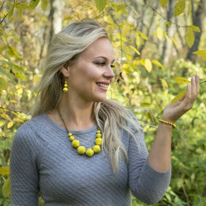 Yellow hand made ethical design paper bead necklace made out of recycled paper in Uganda by principles of fair trade, ethical and sustainable fashion, empowering women of post war area, by Finnish / Scandinavian brand, Agulu Paper Beads. Eettinen keltainen käsintehty design kaulakoru, joka on tehty kierrätyspaperista reilun kaupan periaattein työllistämällä Ugandalaisia nasia.